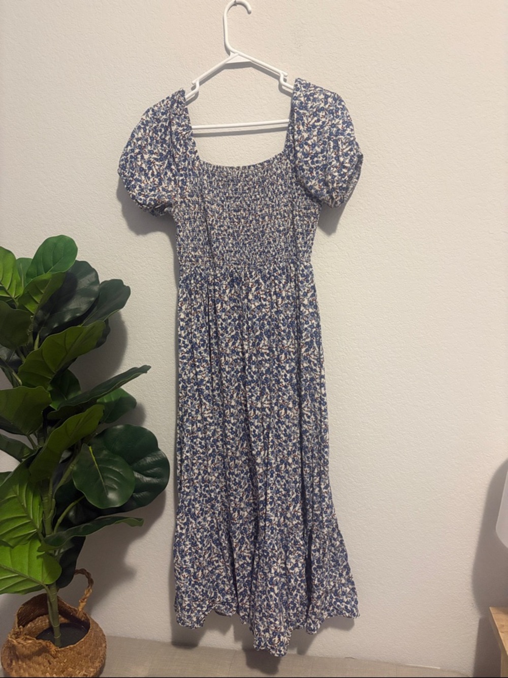 Smocked Puff-Sleeve Blue Floral Midi Dress size medium